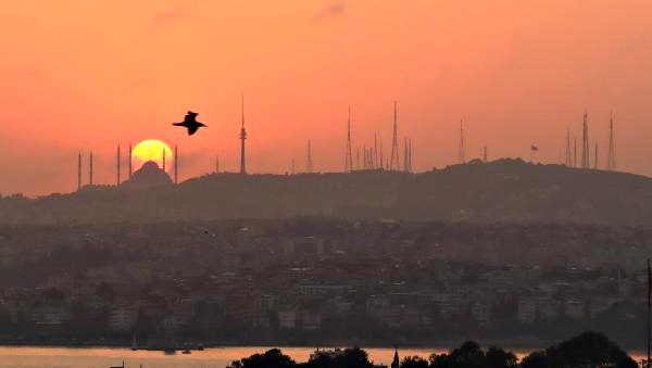 İstanbul da gün doğumu gökyüzünü kızıla boyadı