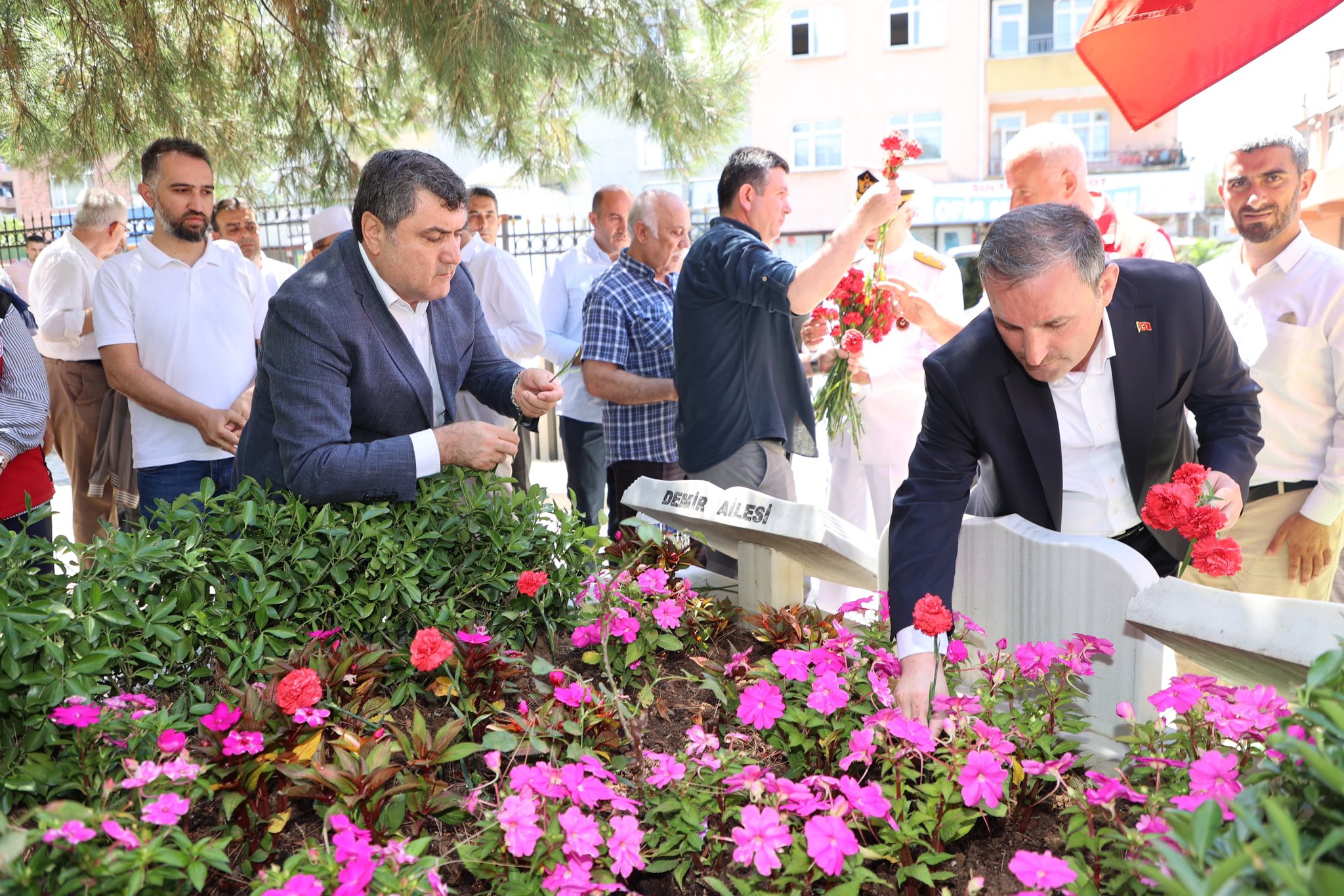 Sultanbeyli’de 15 Temmuz şehitlerinin mezarları ziyaret edildi